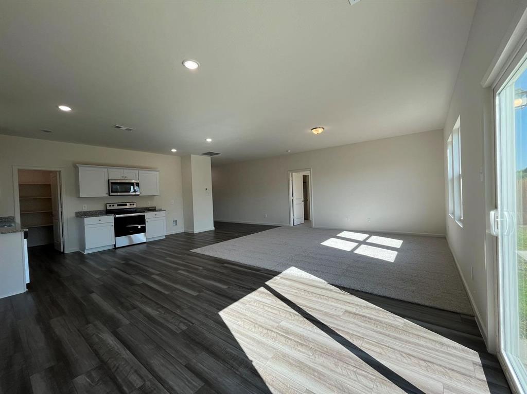 786 Yorkshire Drive Property Photo 10