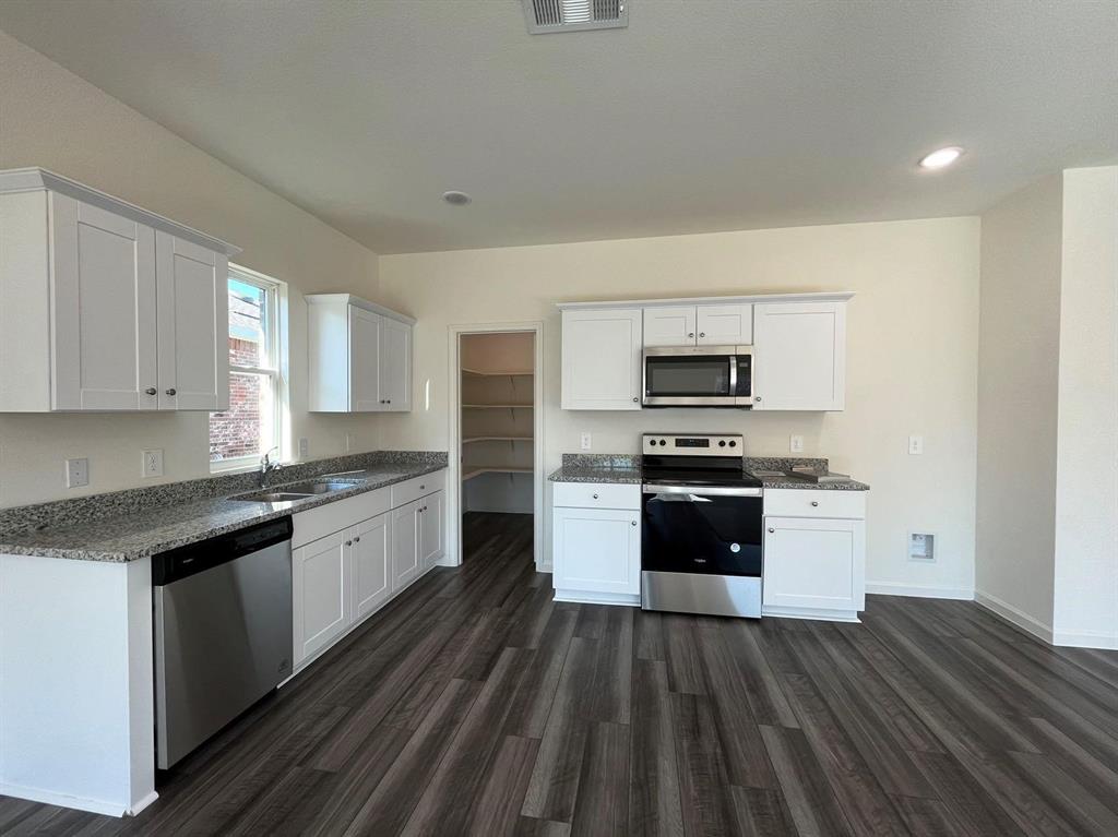 786 Yorkshire Drive Property Photo 11