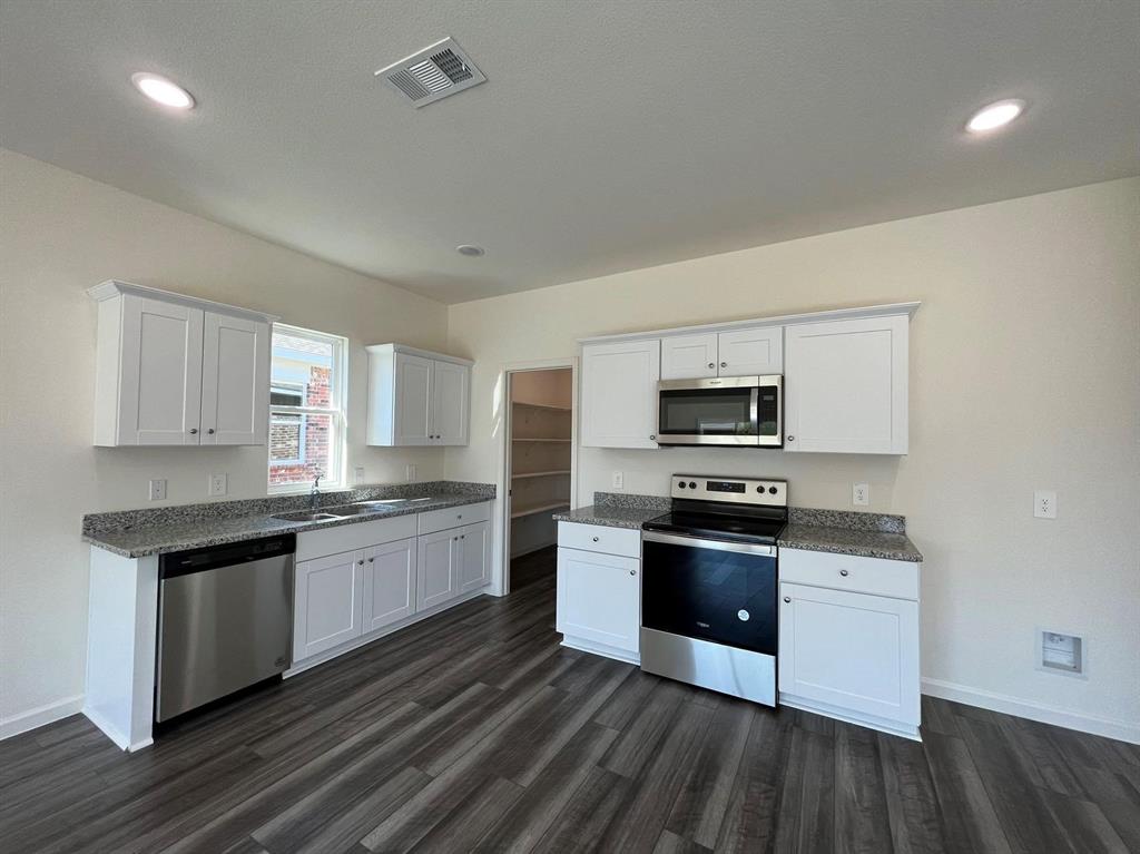 786 Yorkshire Drive Property Photo 12
