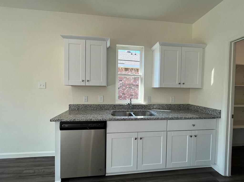786 Yorkshire Drive Property Photo 13