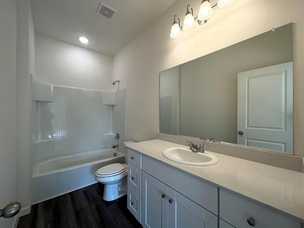 786 Yorkshire Drive Property Photo 16