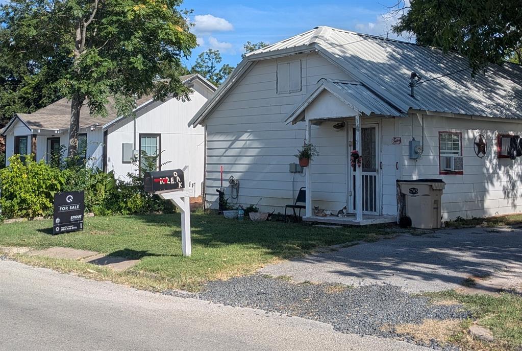102 E Oak Avenue Property Photo 1