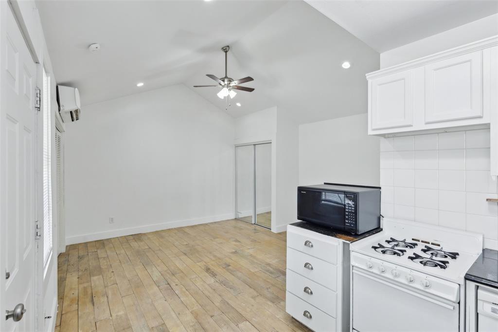 820 W 10th Street Property Photo 4