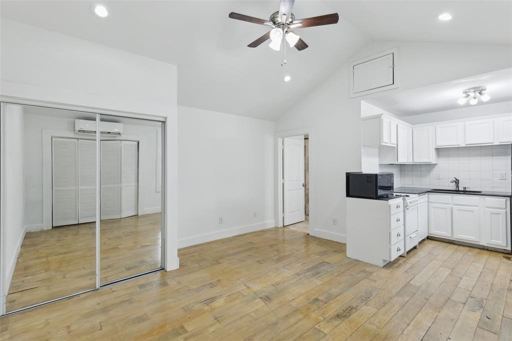 820 W 10th Street Property Photo 5