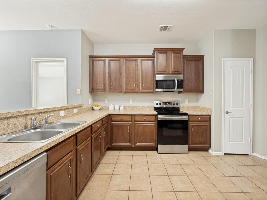 2216 Julian Drive Property Photo 5