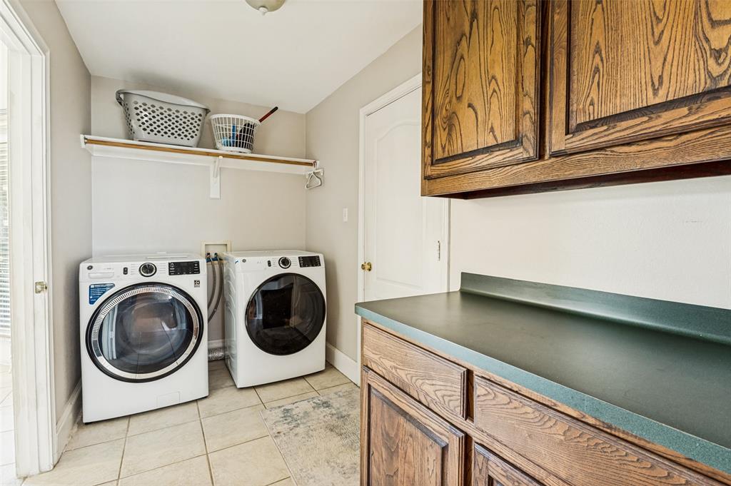 2828 S Lakeview Drive Property Photo 8