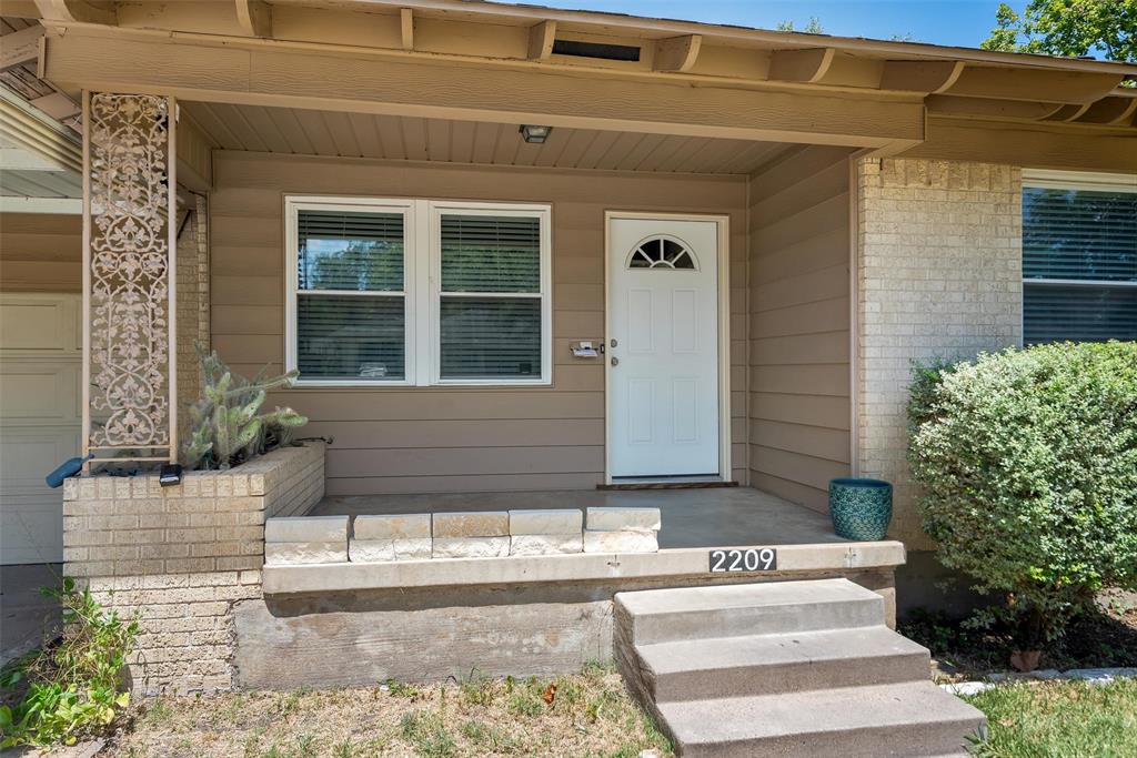 2209 Costa Mesa Drive Property Photo 2