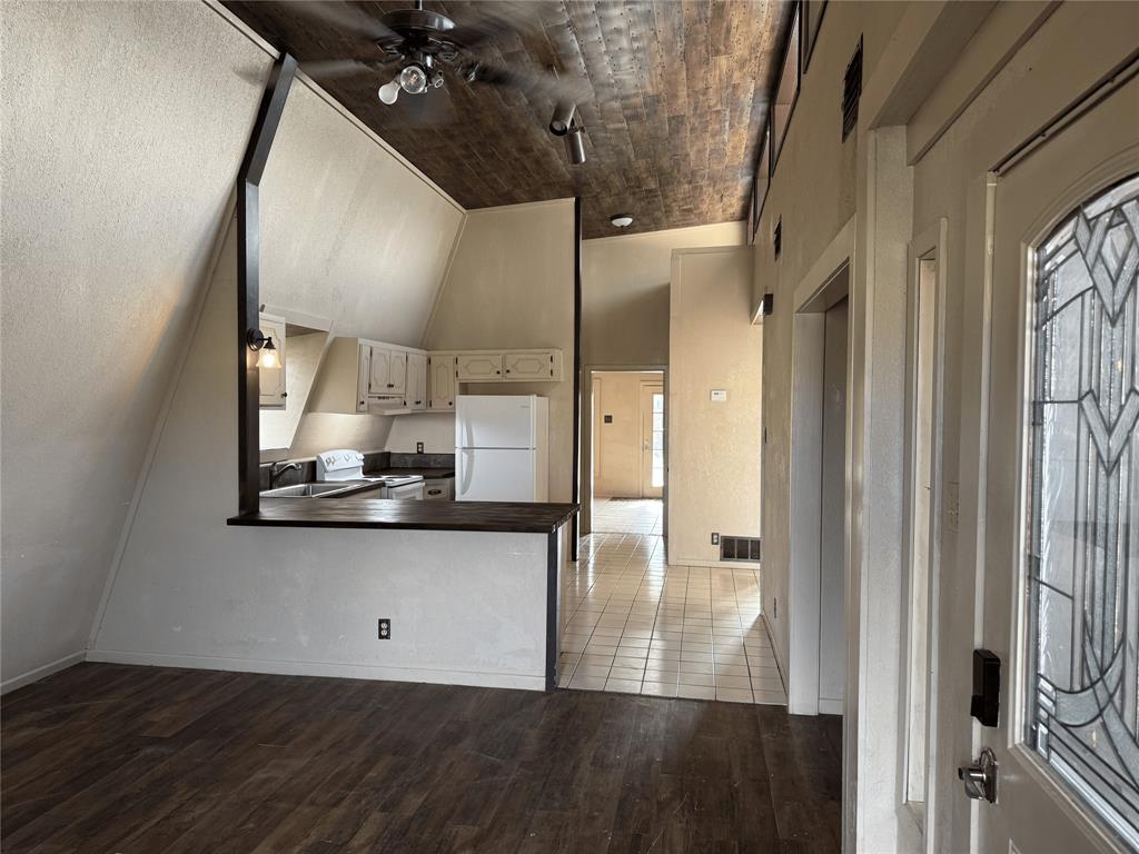 2066 Vine Street Property Photo 6