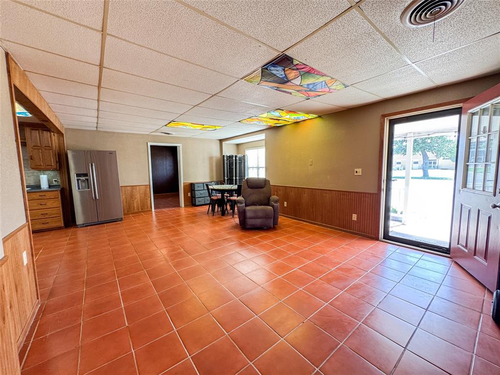 705 N Avenue Property Photo 4
