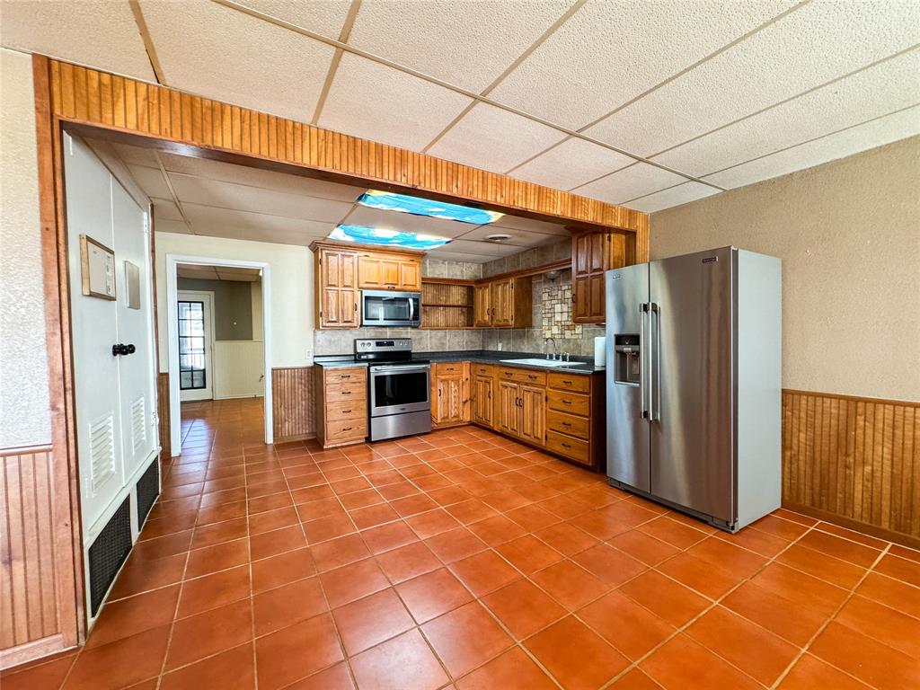 705 N Avenue Property Photo 6