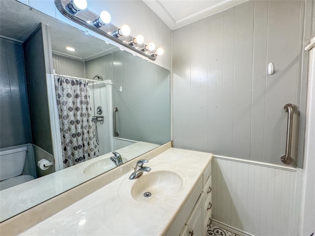 705 N Avenue Property Photo 17