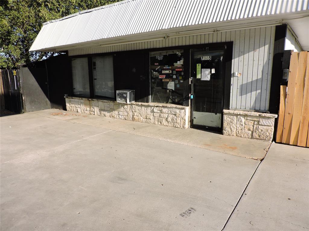 7385 W Vickery Boulevard Property Photo 2