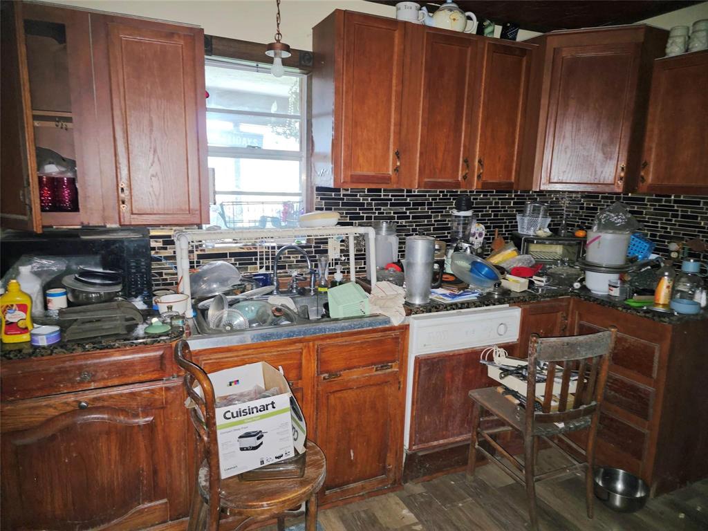 1917 County Road 1144 Property Photo 12