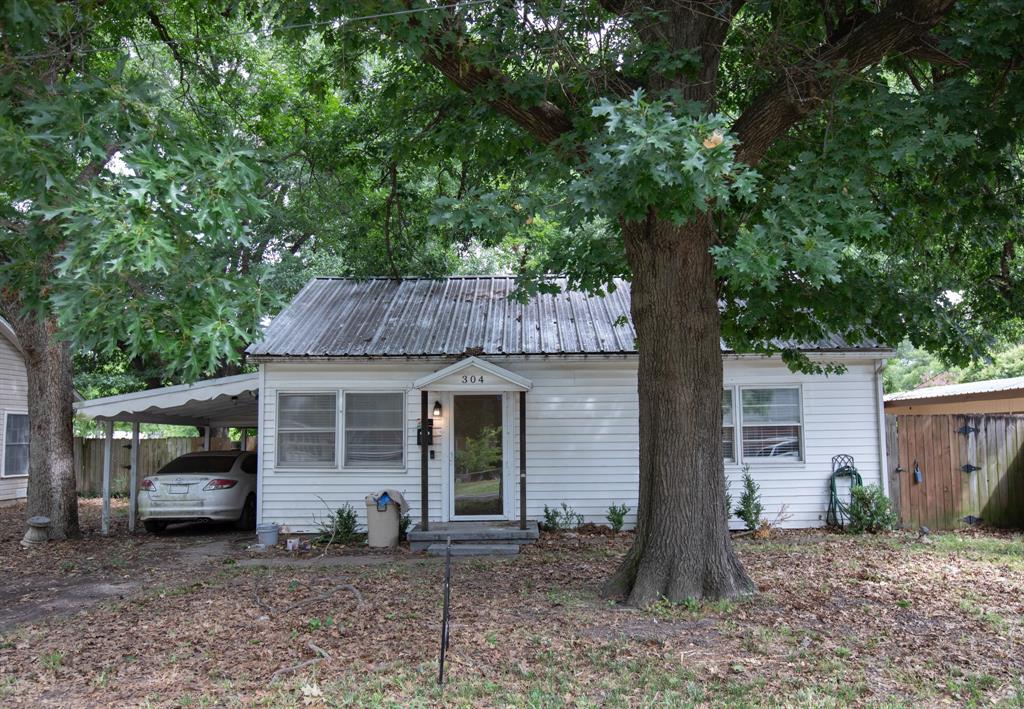 304 Roberts Avenue Property Photo 1