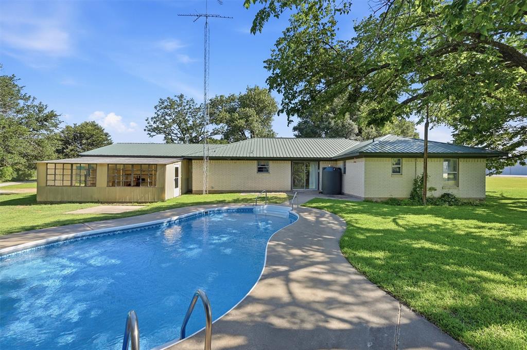 1746 Fm 678 Property Photo 1