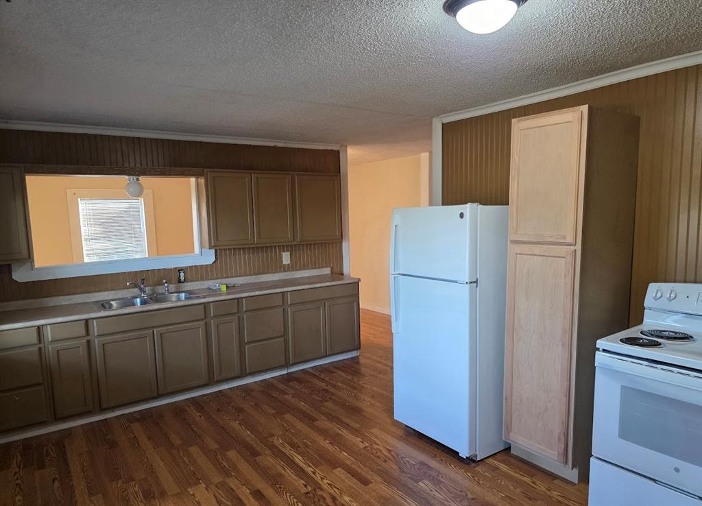 916 West Avenue B Property Photo 6