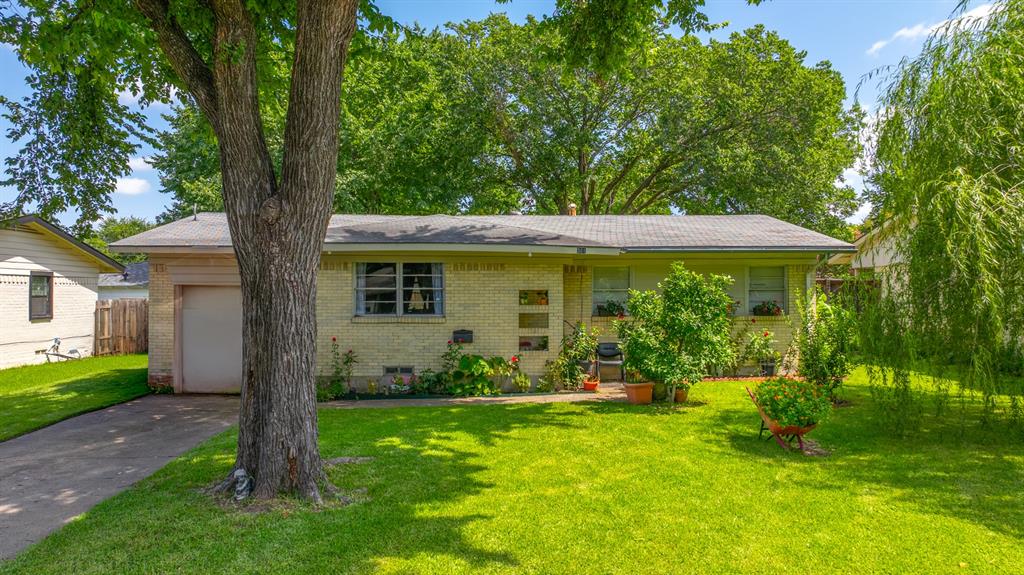 301 W Ridgewood Drive Property Photo 1