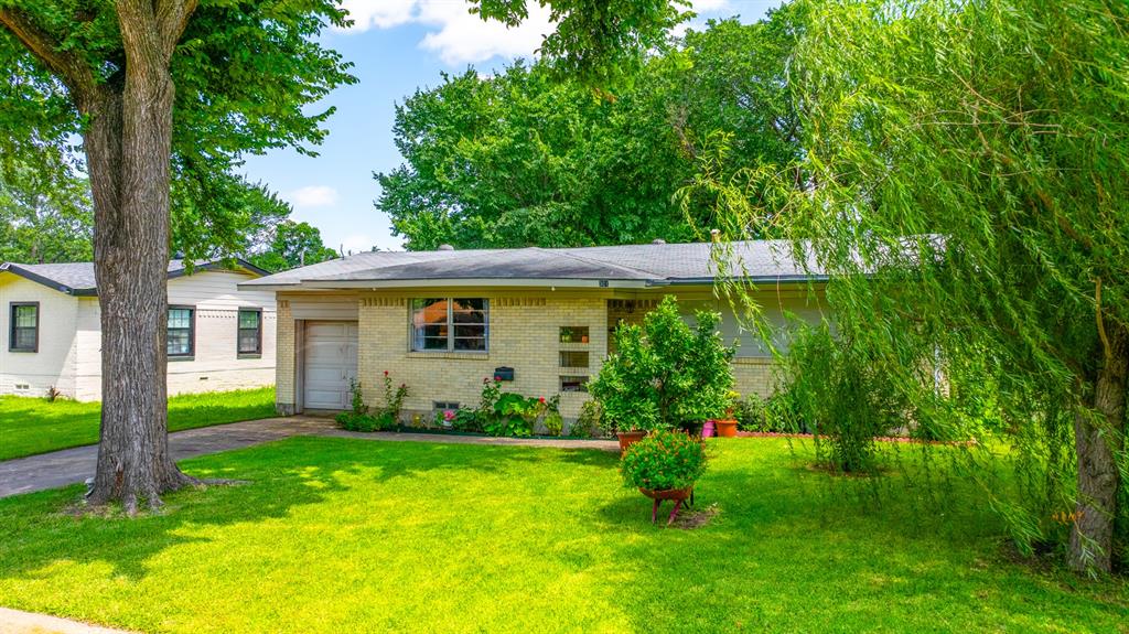 301 W Ridgewood Drive Property Photo 1