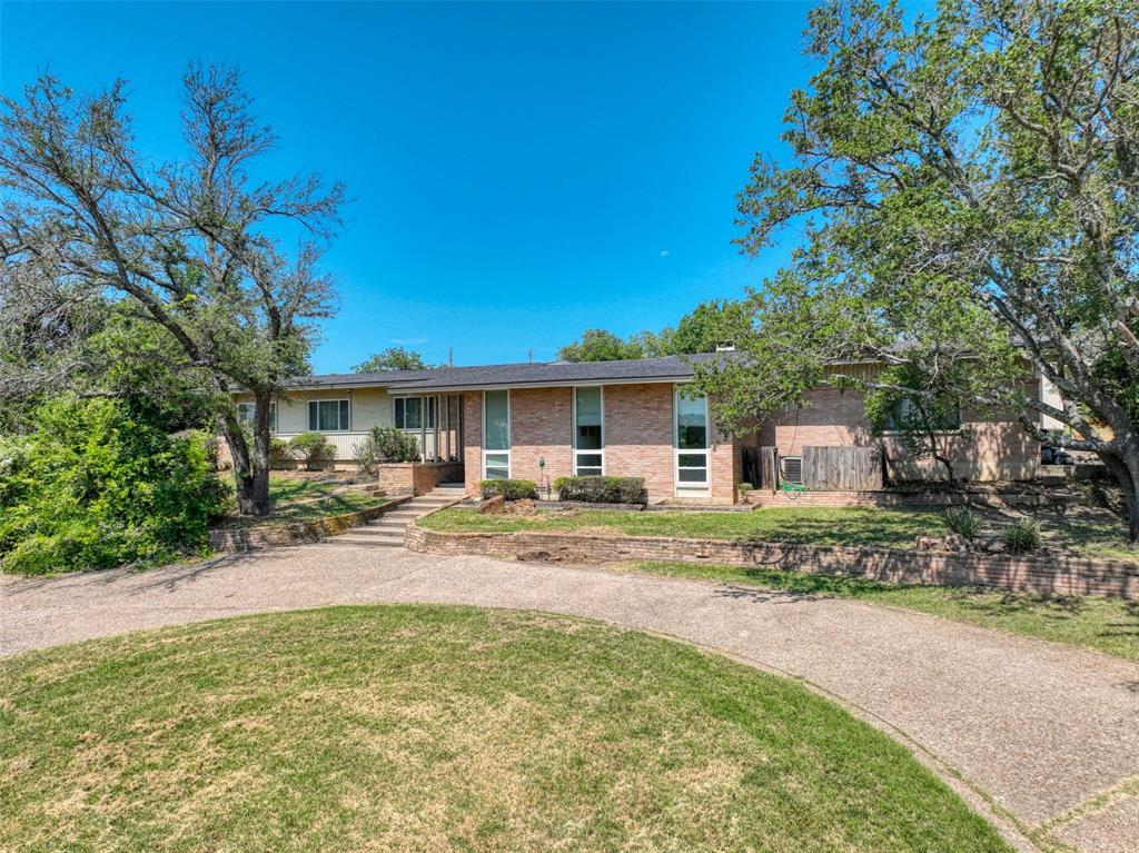 610 W Park Avenue Property Photo 1