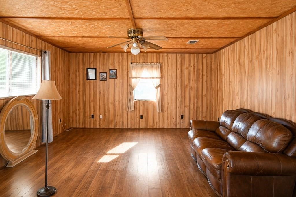124 W Cedar Lane Property Photo 2
