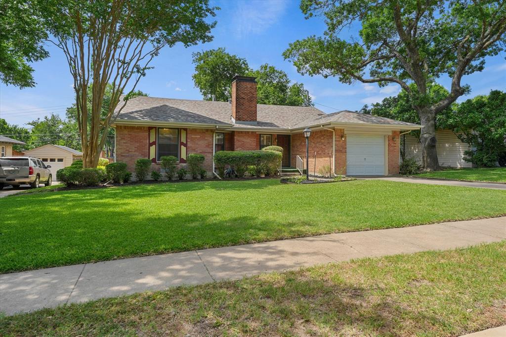 849 Berkinshire Drive Property Photo 2