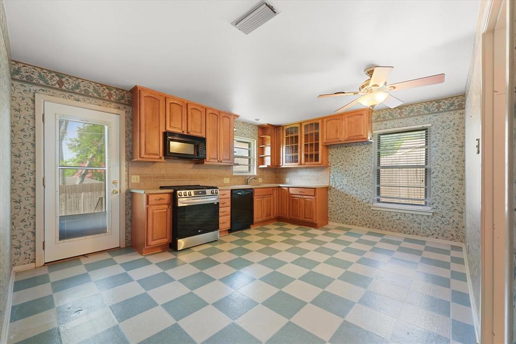 849 Berkinshire Drive Property Photo 3