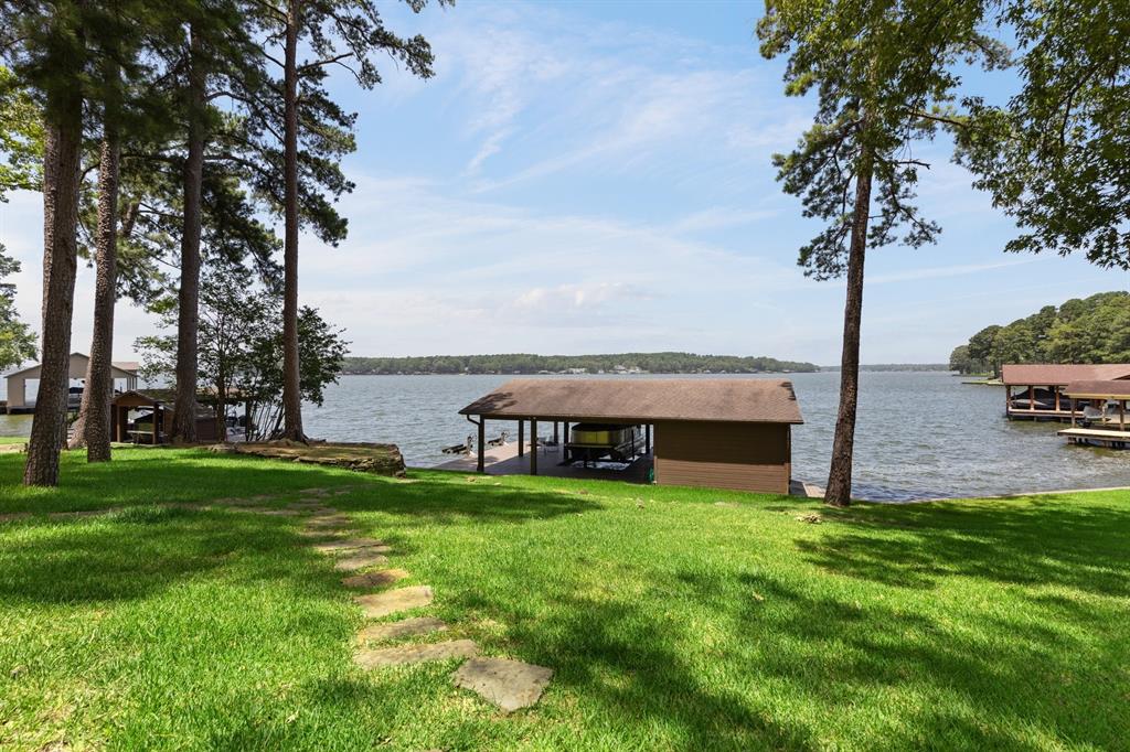 400 Windy Point Drive Property Photo 6