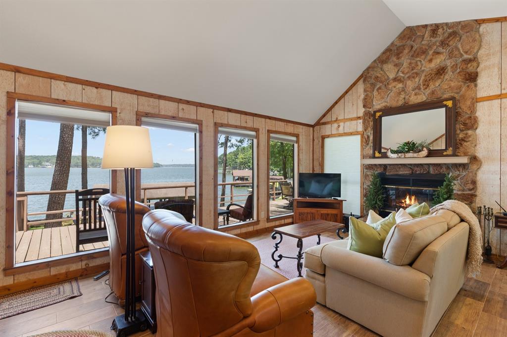 400 Windy Point Drive Property Photo 7