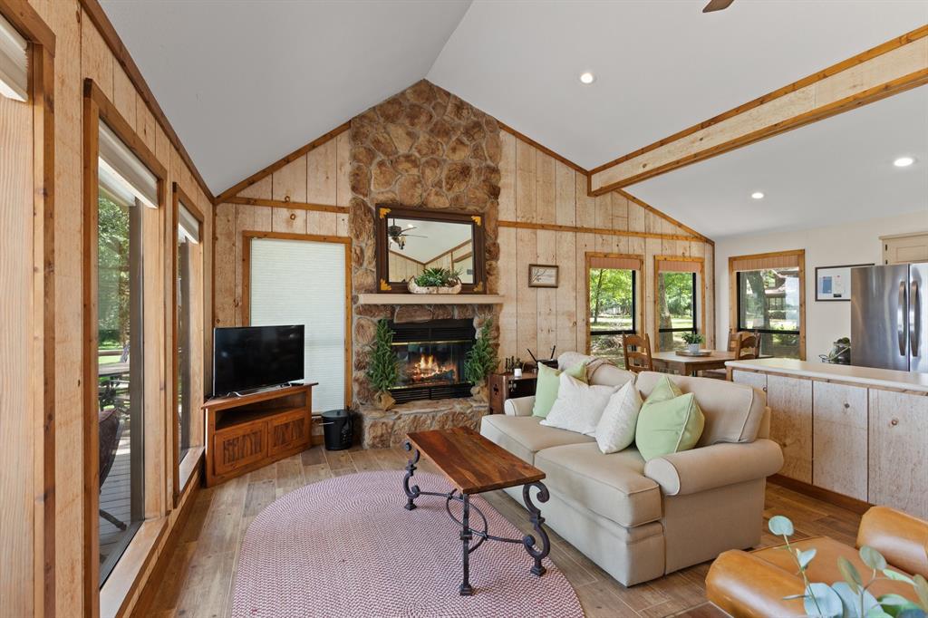 400 Windy Point Drive Property Photo 8