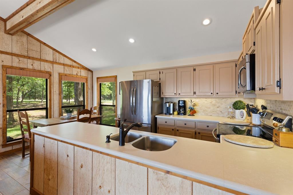 400 Windy Point Drive Property Photo 11