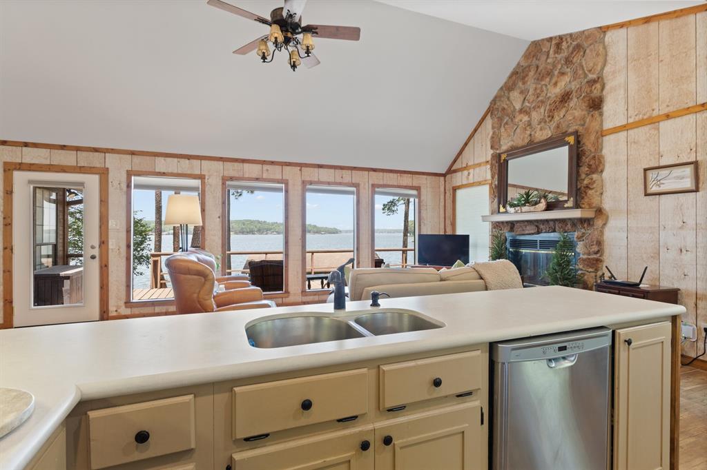 400 Windy Point Drive Property Photo 12