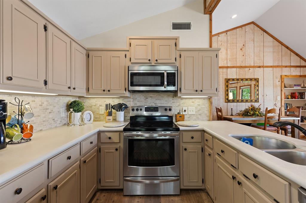 400 Windy Point Drive Property Photo 13