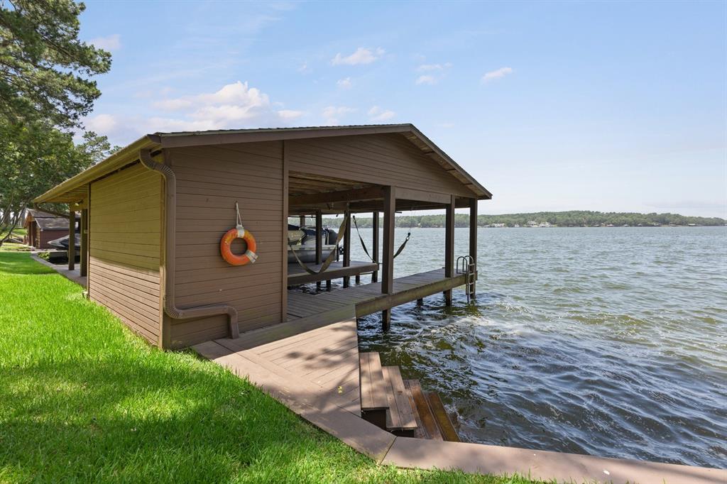 400 Windy Point Drive Property Photo 33