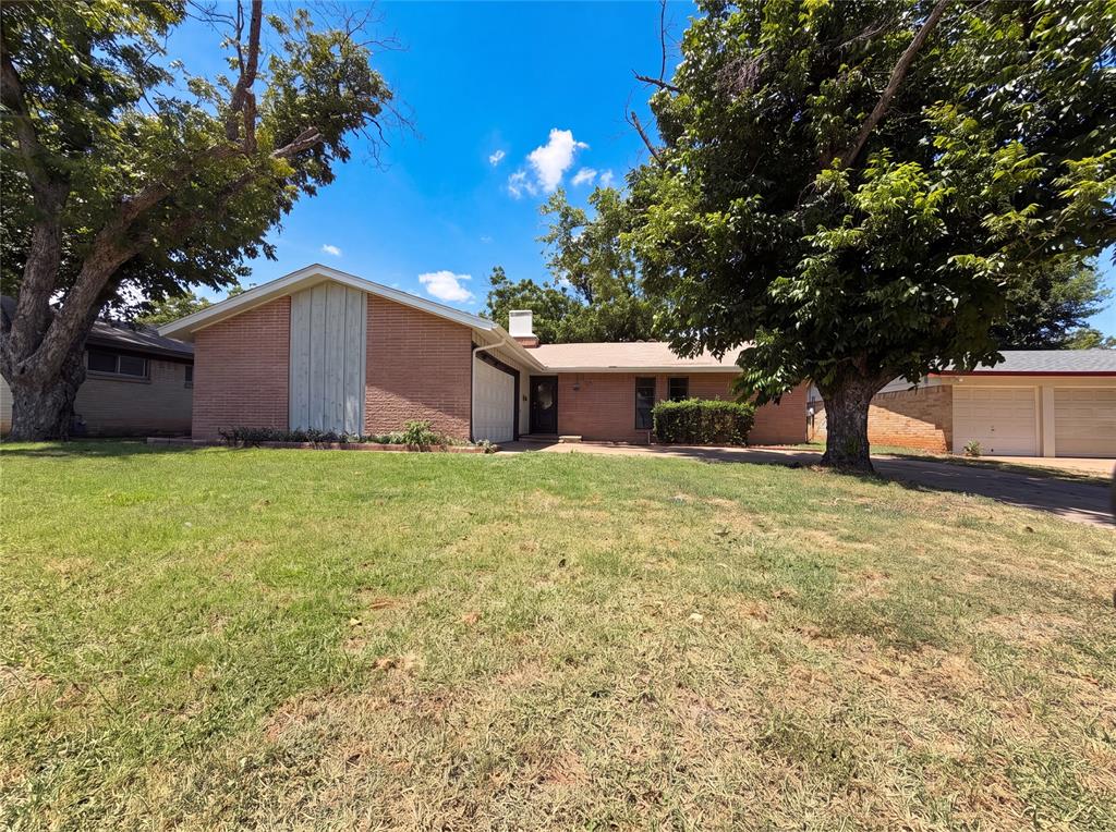 2111 Royal Oaks Drive Property Photo 1
