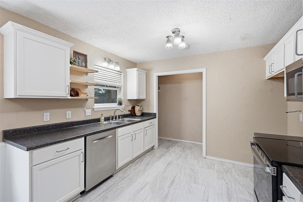 3113 Spring Lake Drive Property Photo 10