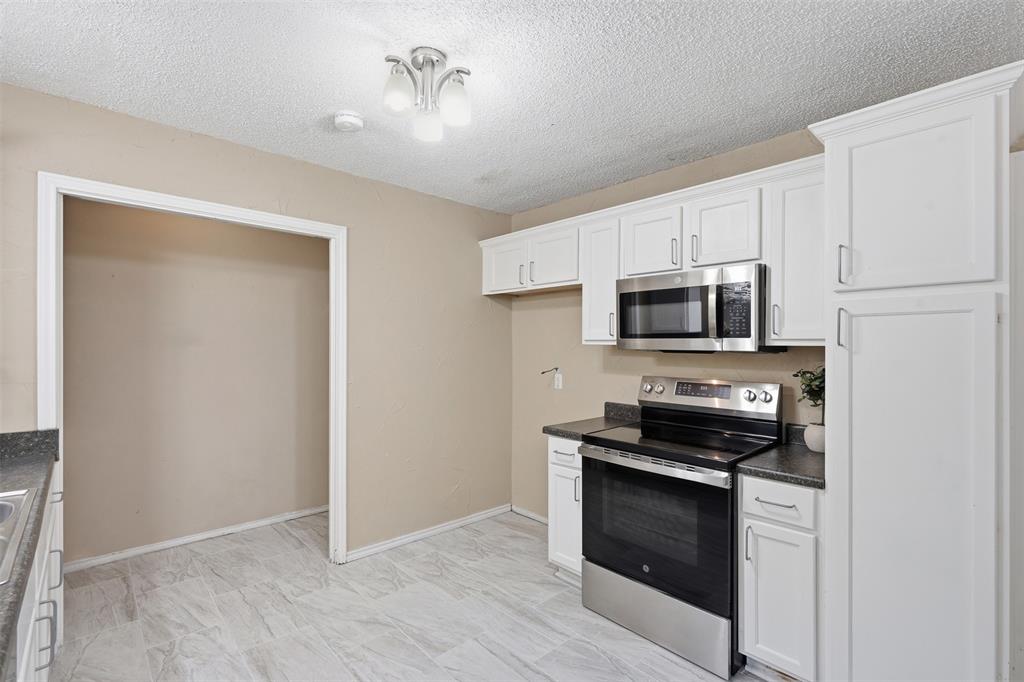 3113 Spring Lake Drive Property Photo 11