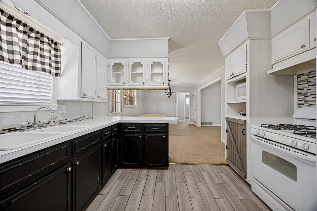 2506 Easy Street Property Photo 8