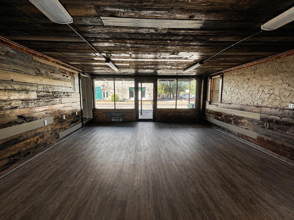 112 W Blackjack Street Property Photo 2