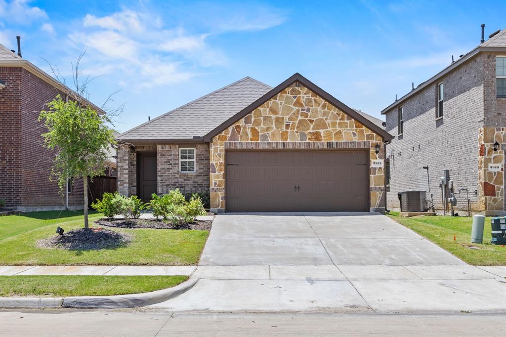 3921 Oak Creek Circle Property Photo 1