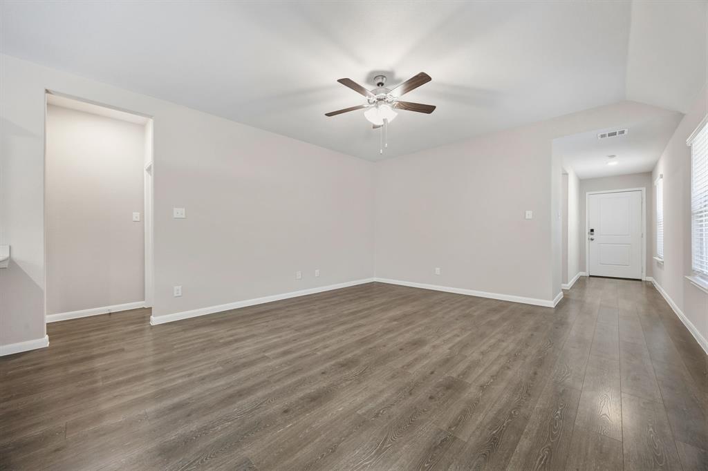 3921 Oak Creek Circle Property Photo 2