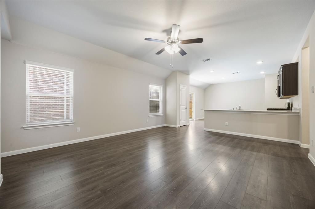 3921 Oak Creek Circle Property Photo 6