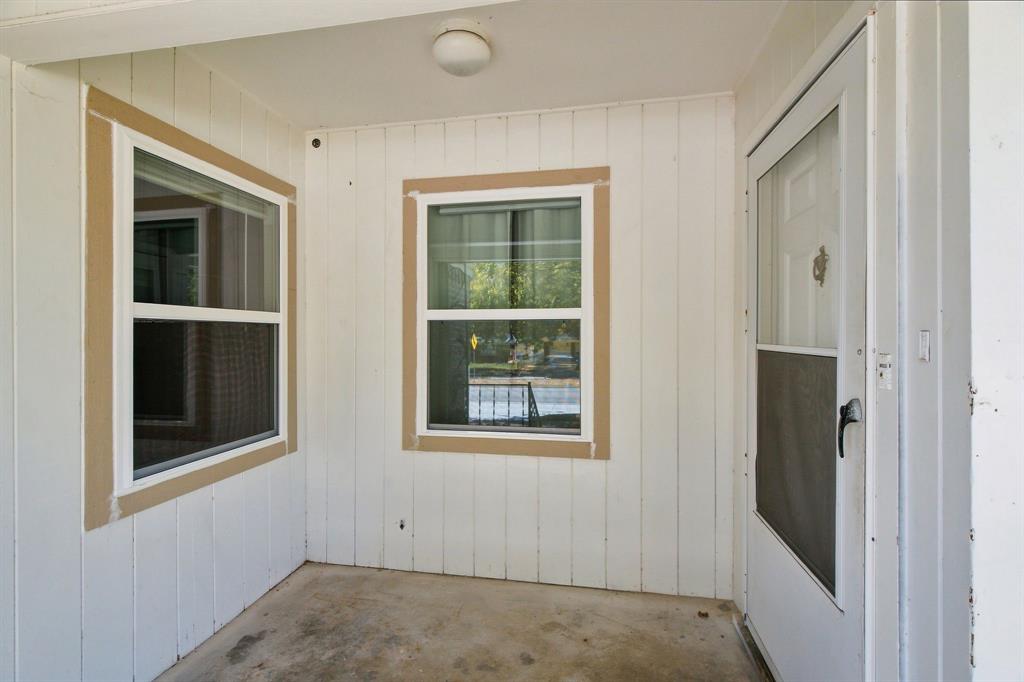 726 N Carrier Parkway Property Photo 8
