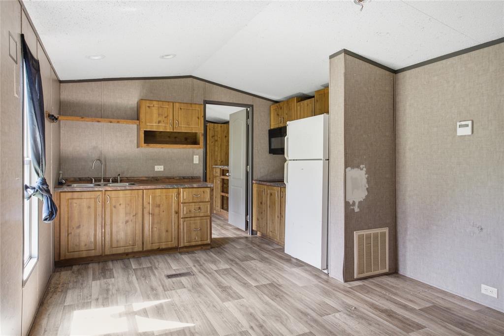 740 E Marshall Avenue Property Photo 3