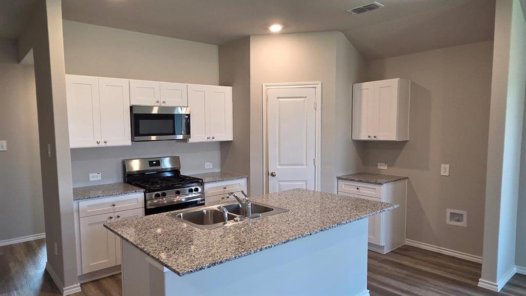 16545 Hudson Prairie Way Property Photo 3