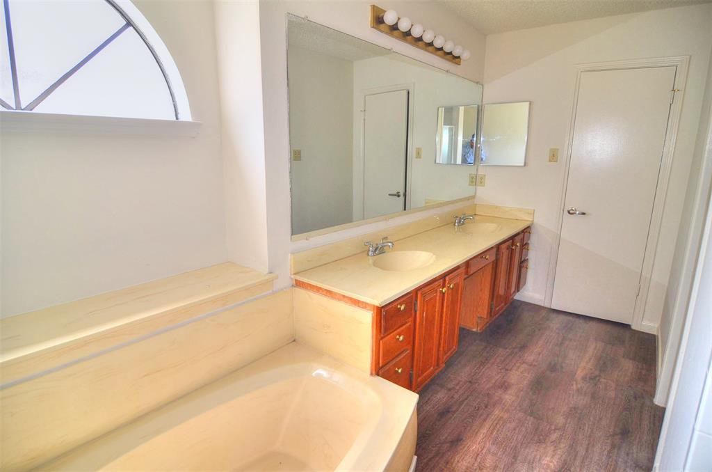8901 Greentree Drive Property Photo 8