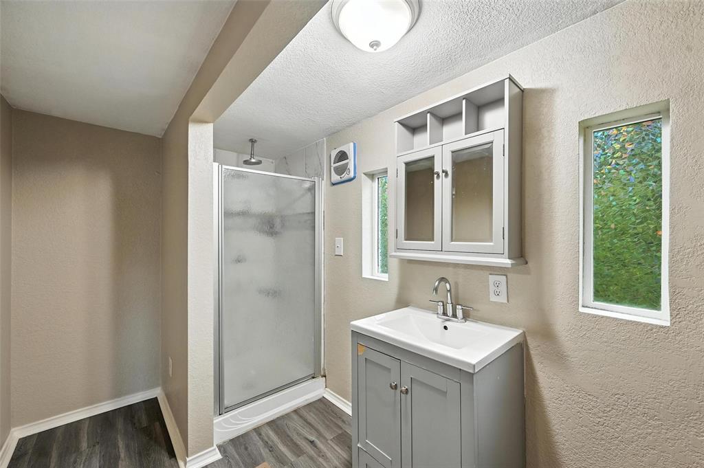 525 Surrey Lane Property Photo 3