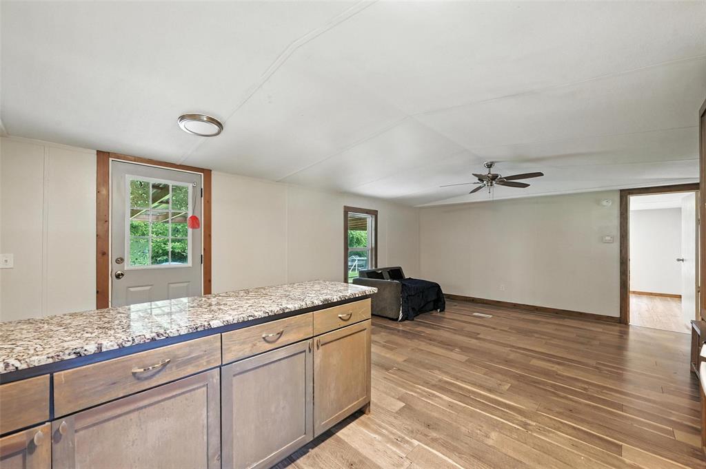 525 Surrey Lane Property Photo 4