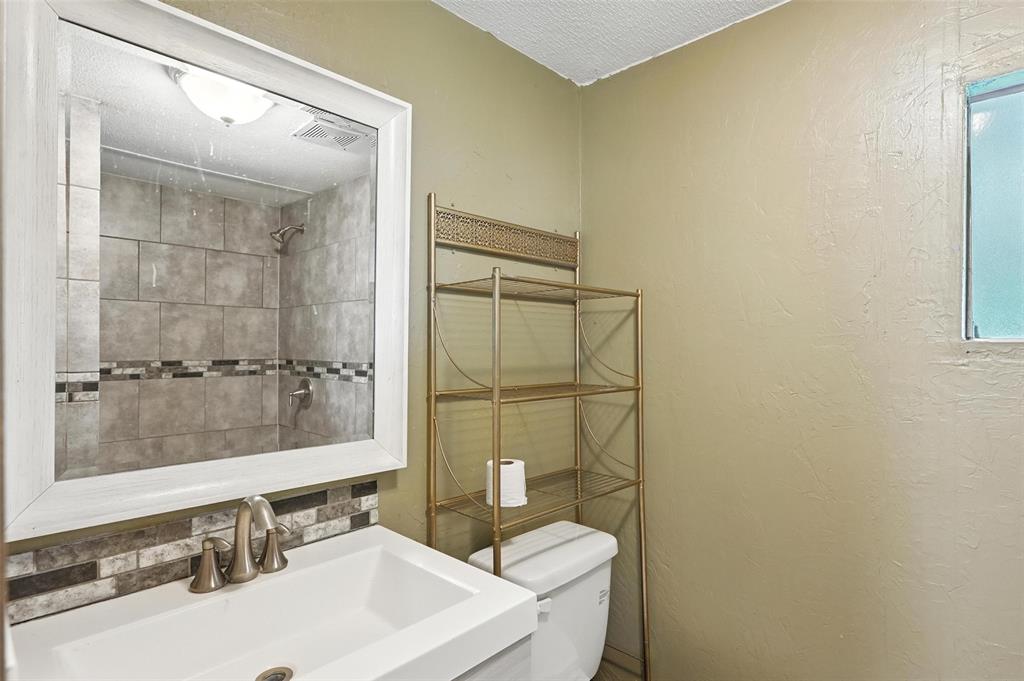 525 Surrey Lane Property Photo 6