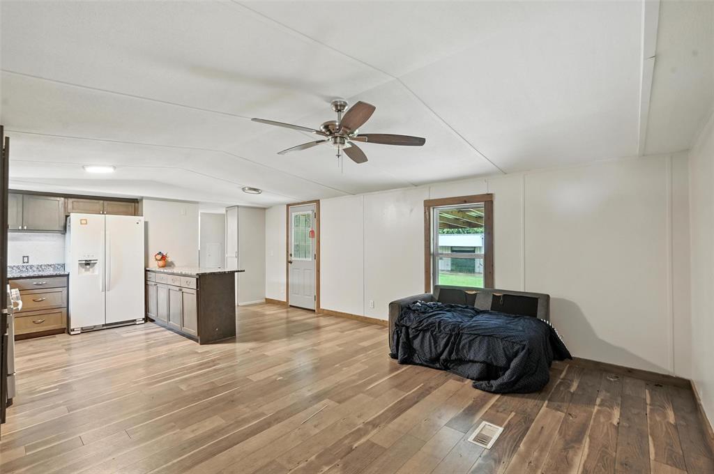 525 Surrey Lane Property Photo 7