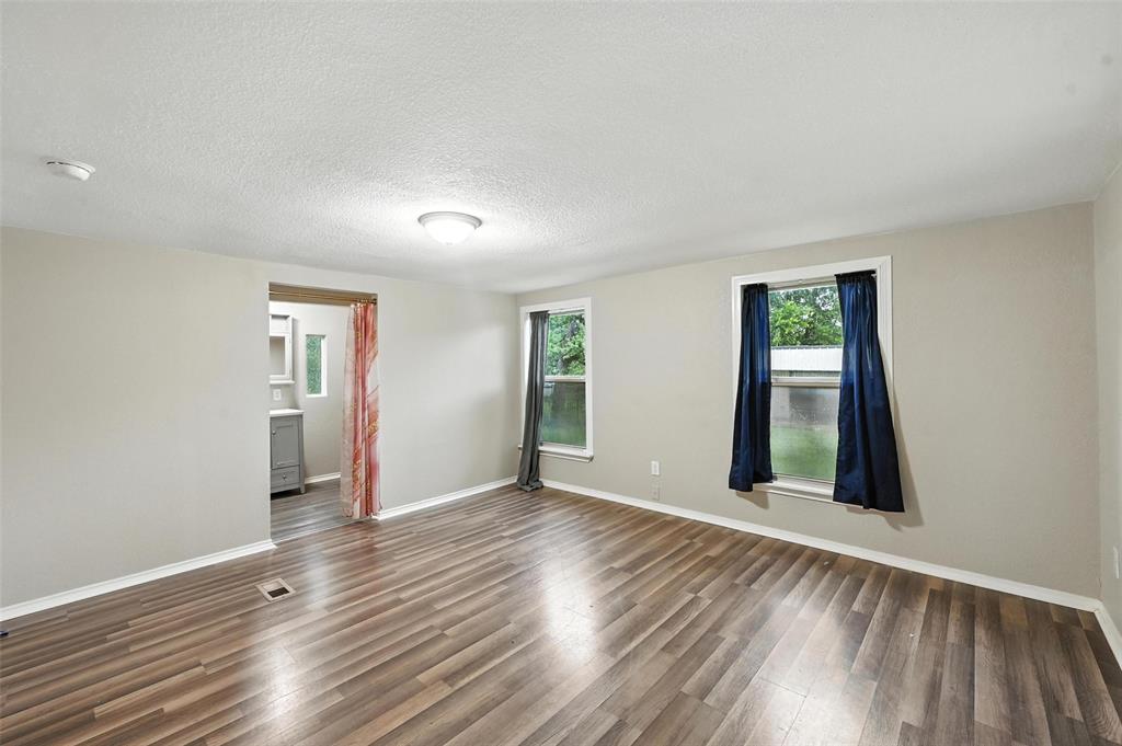 525 Surrey Lane Property Photo 9